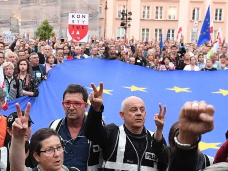 Una manifestazione a Varsavia a sostegno di Malgorzata Gersdorf. Foto LaPresse