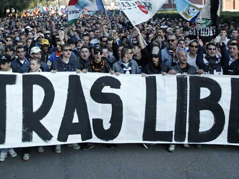 Una manifestazione nazionale di ultras nel 2003 a Roma (foto LaPresse)