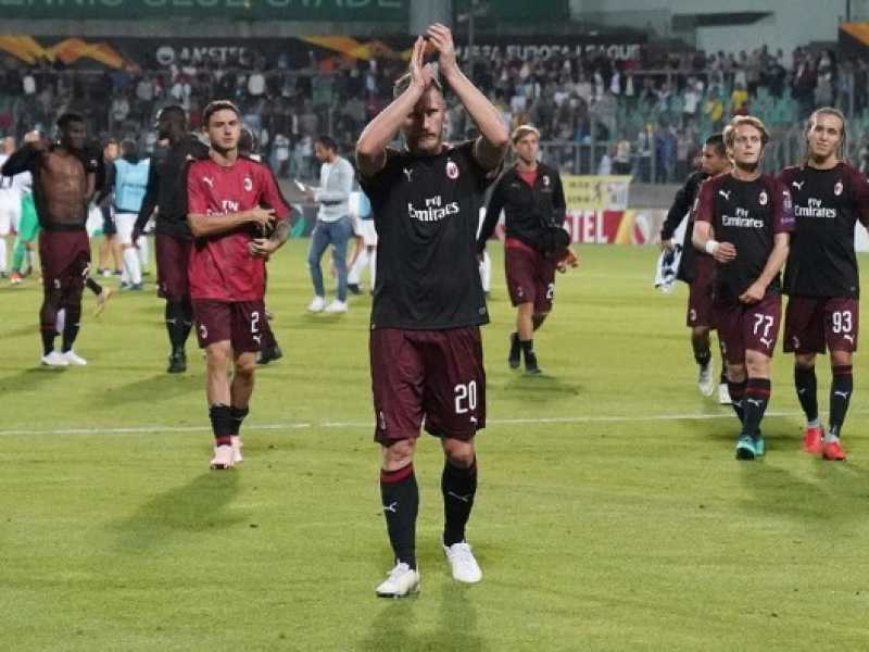 I giocatori del Milan salutano i tifosi alla fine della gara di Europa League con il Dudelange (foto LaPresse)