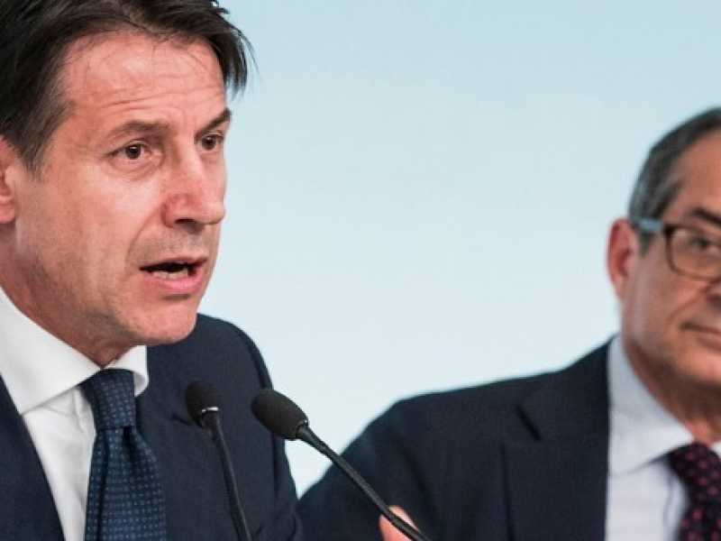 Il premier Giuseppe Conte e, a destra, il ministro dell'Economia Giovanni Tria (foto LaPresse)