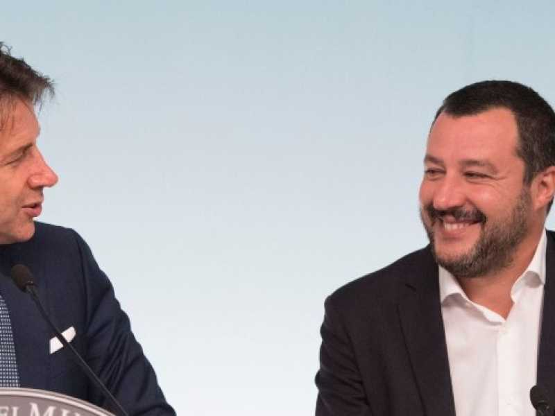 Giuseppe Conte e Matteo Salvini presentano il decreto Sicurezza (foto LaPresse)