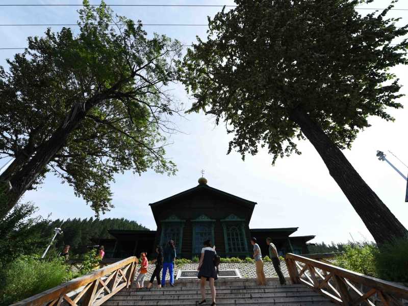 Cina, la chiesa di legno di Hailin, in stile russo costruita a inizi Novecento (foto LaPresse)