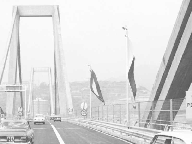 Luce verde sul viadotto sul Polcevera. Genova, settembre 1967 (Foto archivio LaPresse)