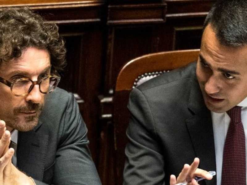 Danilo Toninelli e Luigi Di Maio durante il question time alla Camera (Foto LaPresse)