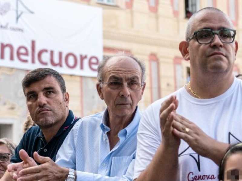 La commemorazione in Piazza De Ferrari a un mese dal crollo del Ponte Morandi (Foto LaPresse)