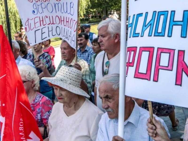 Una manifestazione contro la riforma delle pensioni a Sinferopoli, in Crimea (foto LaPresse)