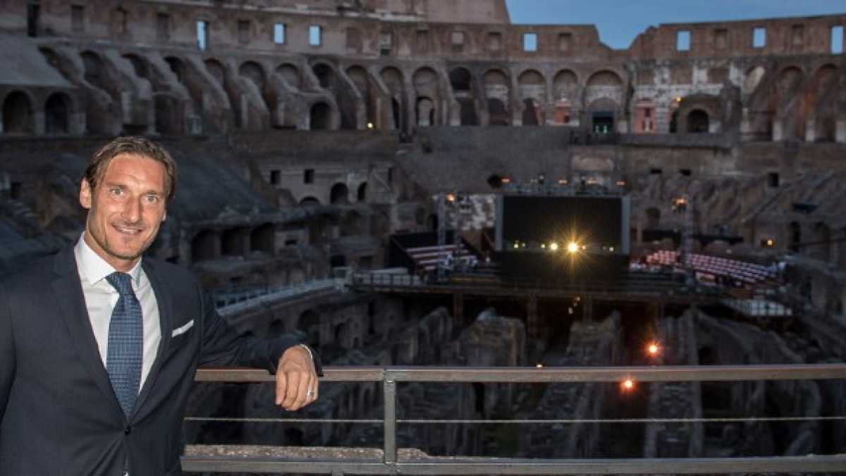 Immagine di Totti vola alto al Colosseo