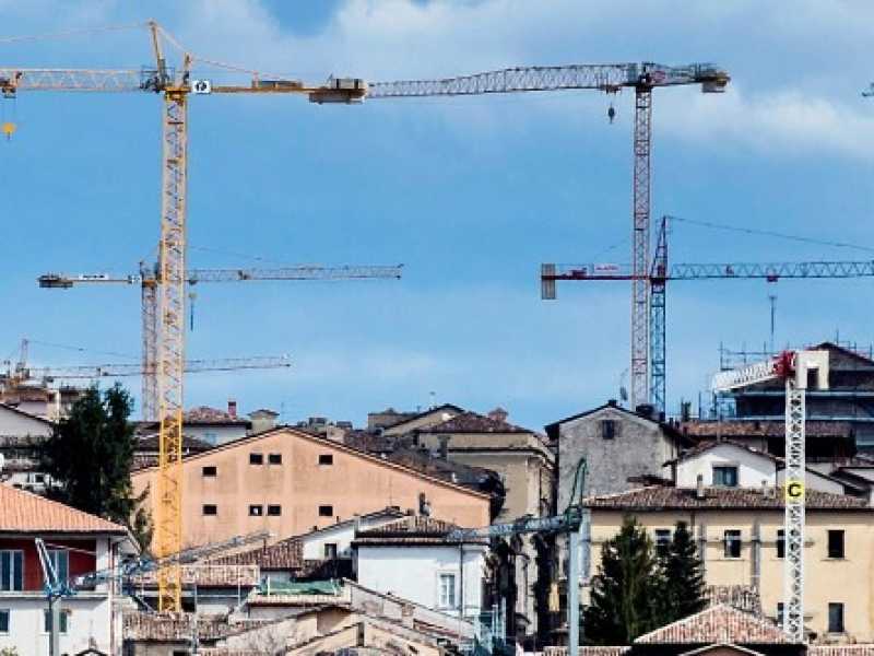Dal sisma del 2009, lo skyline dell'Aquila &egrave; contraddistinto da decine di gru impegnate nella complessa opera di ricostruzione (Foto LaPresse)
