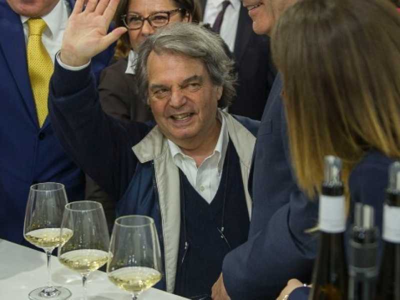 Renato Brunetta a Vinitaly 2018, la pi&ugrave; grande manifestazione dedicata al mondo del vino (foto LaPresse)