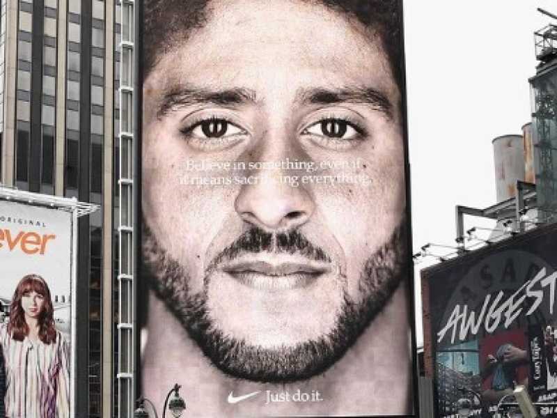 La pubblicità della Nike con il volto di Colin Kaepernick (foto LaPresse)