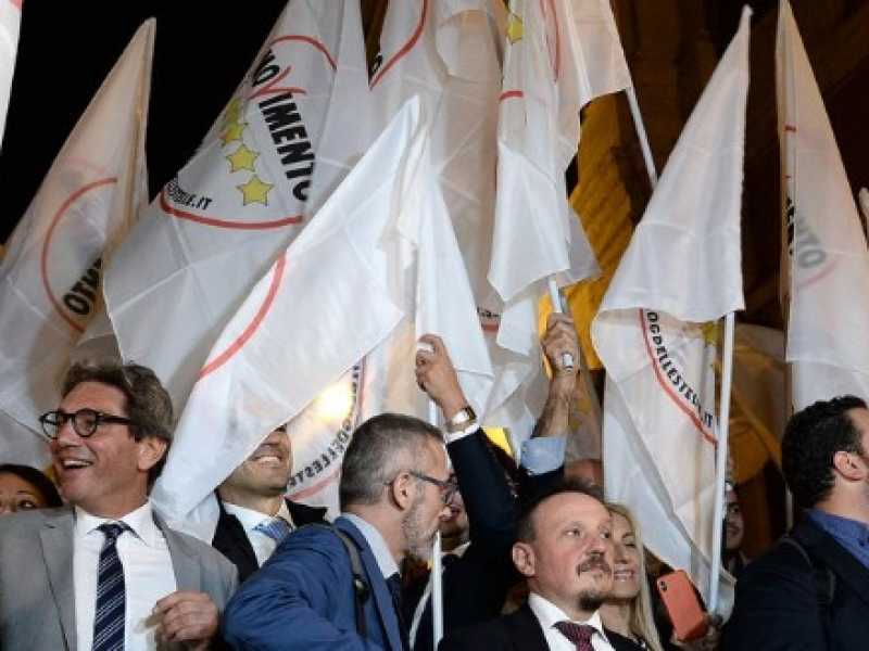I parlamentari grillini davanti a Palazzo Chigi subito dopo l'approvazione del Def (foto LaPresse)