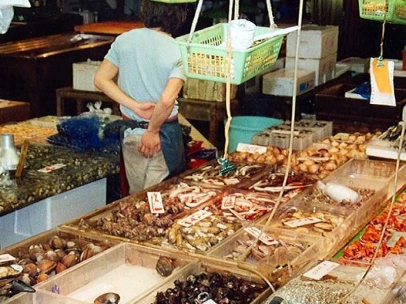 Tokyo, il mercato del pesce di Tsukiji (foto Arian Zwegers via Flickr)