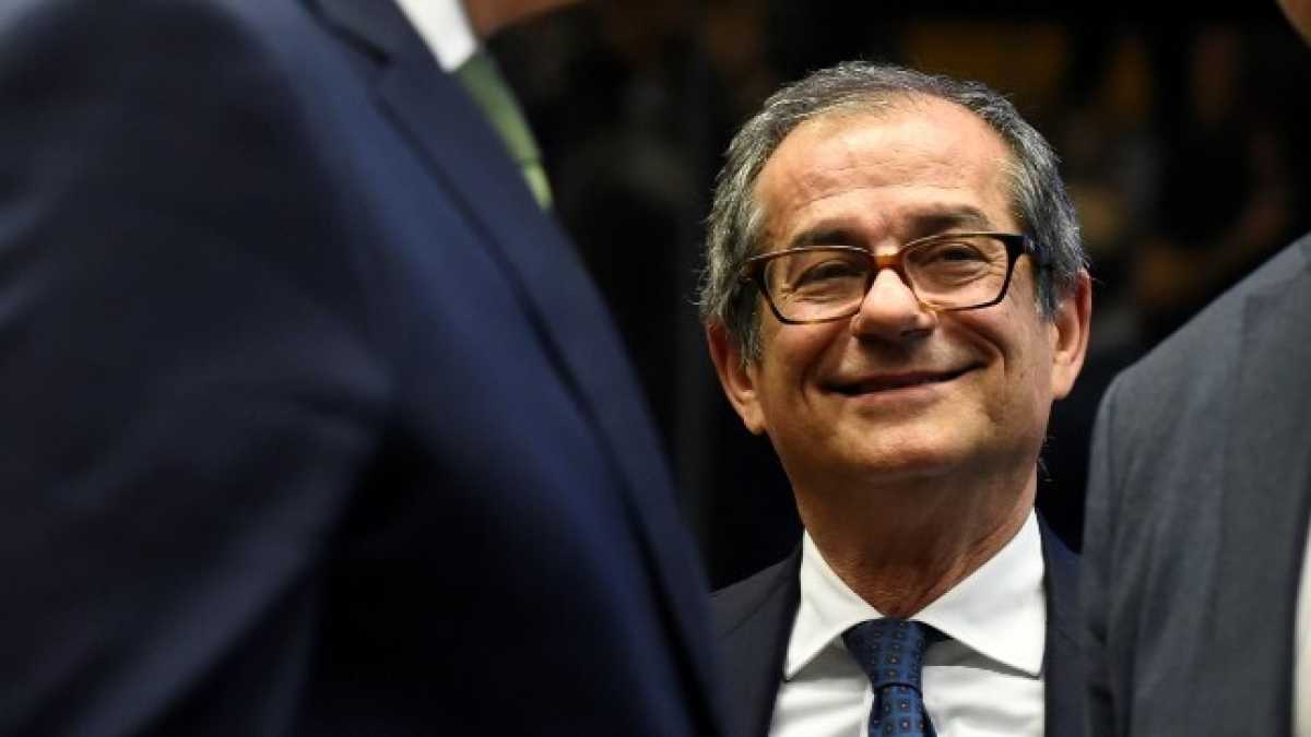 Immagine di Tria salta l’Ecofin e rientra per scrivere un Def che non c’è