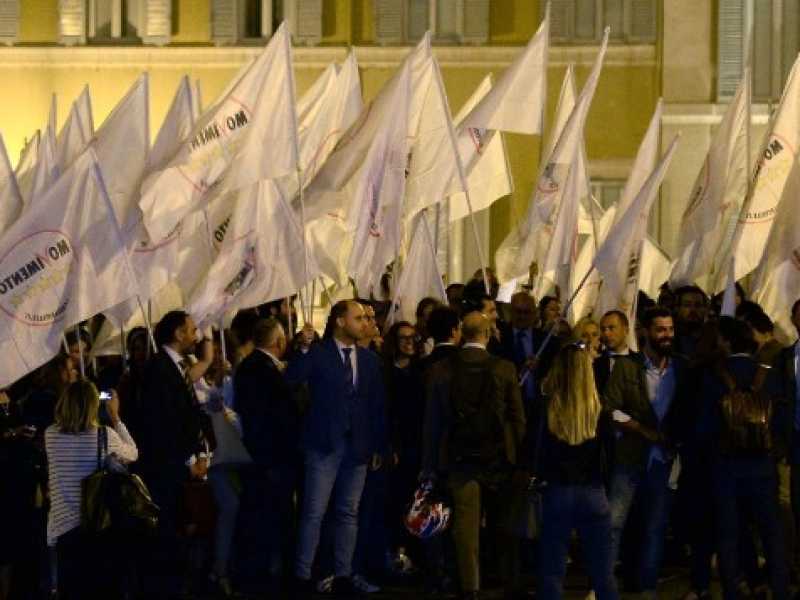 La festa del M5s davanti alla Camera dopo l'approvazione del Def in Cdm (foto LaPresse)