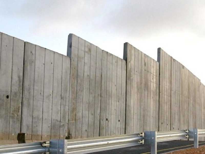 Il muro nella West Bank che separa la citt&agrave; di Qalquilya e Kfar Sava (Foto LaPresse)