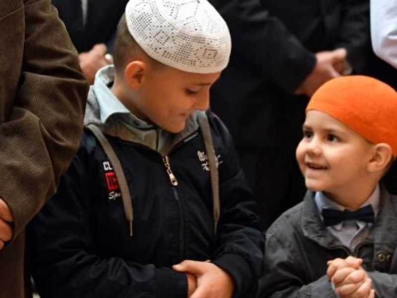 La Bosnia oggi. Bambini durante la preghiera davanti alla moschea di  Gazi-Husrev Beg nella capitale Sarajevo (foto LaPresse)