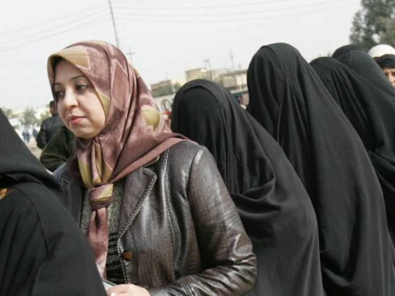 Il bersaglio prediletto della violenza in Iraq sono le donne belle e non timorate (Foto LaPresse)