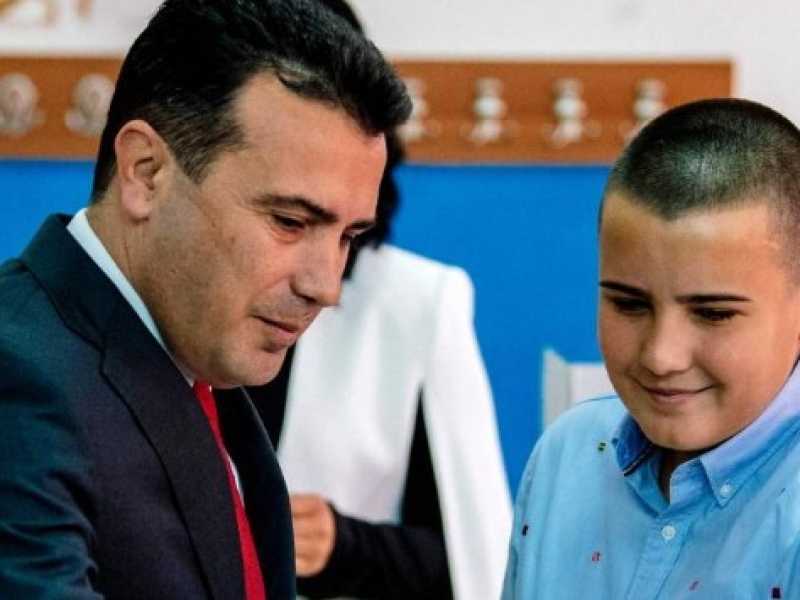 Il primo ministro macedone, Zoran Zaev, vota con il figlio al referendum consultivo di domenica 30 settembre (foto LaPresse)