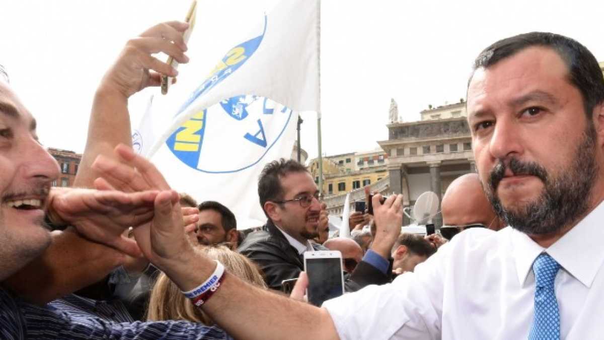 Immagine di Salvini esulta per il caso Riace e i mercati schiaffeggiano l'Italia. Di cosa parlare a cena