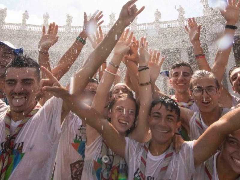 Un gruppo di giovani che parteciper&agrave; al Sinodo in piazza San Pietro per l'Angelus, lo scorso agosto. Foto LaPresse