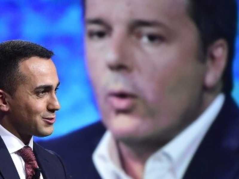 Luigi Di Maio e, sullo sfondo, Matteo Renzi (foto Imagoeconomica)