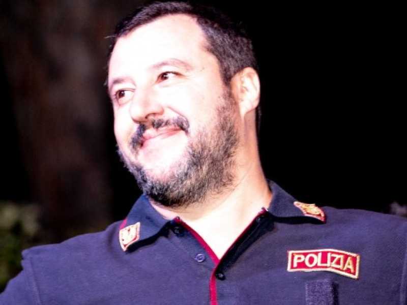 Matteo Salvini a Latina con una polo della Polizia di stato (foto LaPresse)