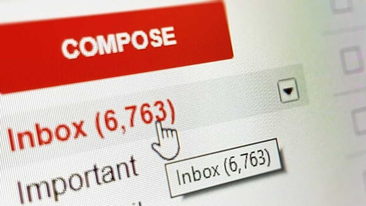Immagine di Google ci insegna a scrivere, Facebook ad amare. Ecco il paternalismo tech