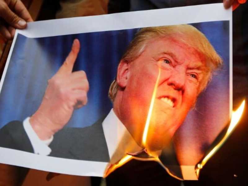 Una manifestazione anti-Trump a Teheran (foto LaPresse)