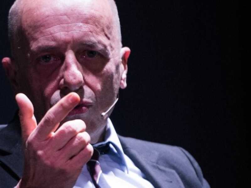 Incontro con Alessandro Sallusti al Teatro Manzoni di Milano (foto LaPresse)
