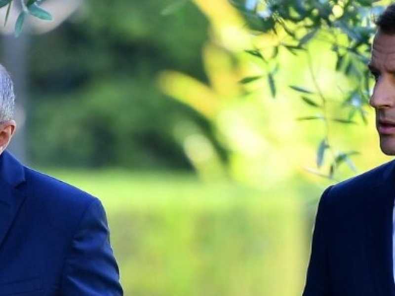 Emmanuel Macron (a destra) e G&eacute;rard Collomb (foto LaPresse)