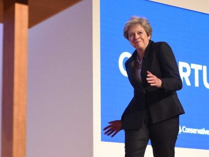 Theresa May sale sul palco della conferenza Tory sulle note degli Abba (foto LaPresse)