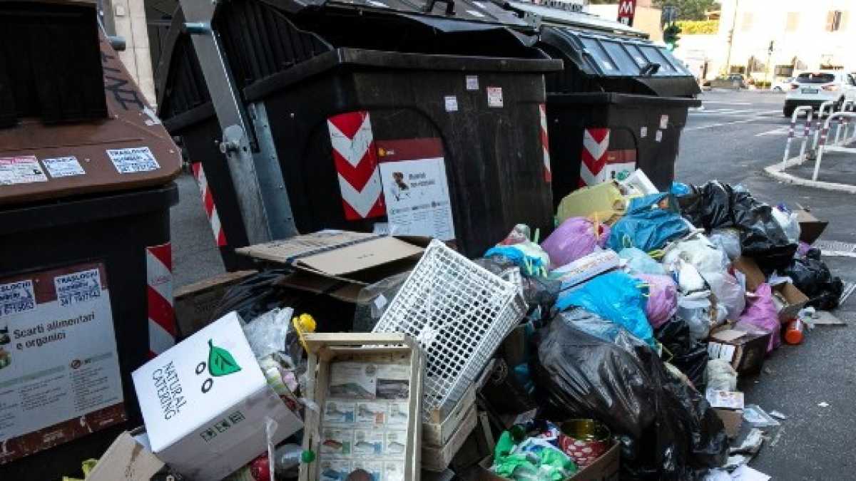 Immagine di Roma è un unico grande cassonetto pieno