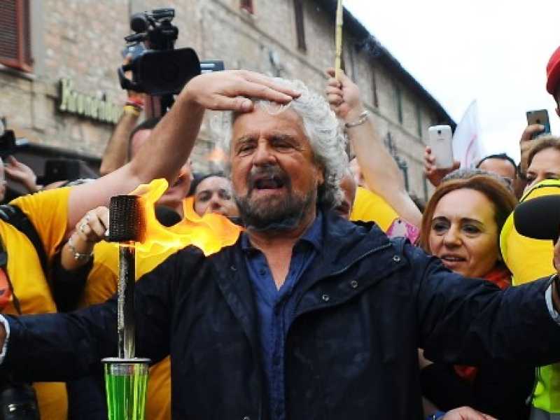 Perugia, la marcia del Movimento 5 stelle per il reddito di cittadinanza nel 2017 (foto LaPresse)