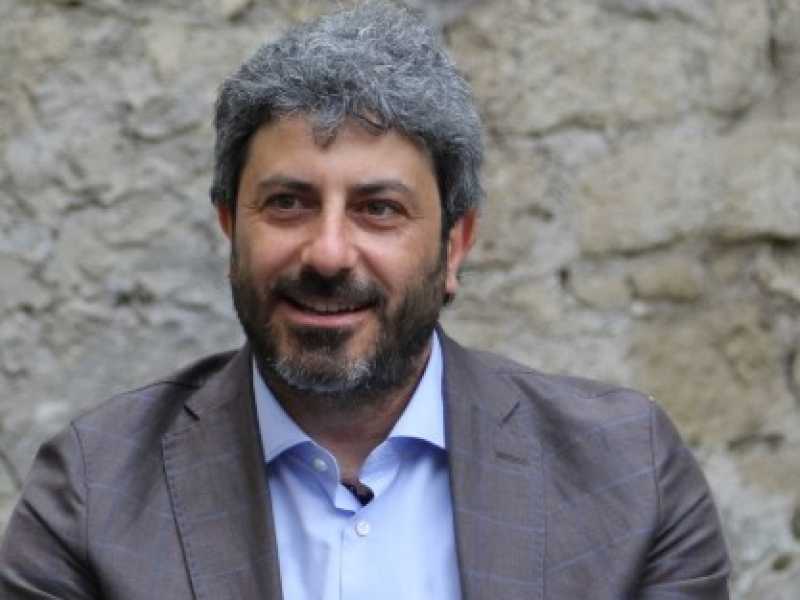 Il presidente della Camera Roberto Fico a Napoli per prendere parte a un incontro con gli abitanti del quartiere Vasto (foto LaPresse)