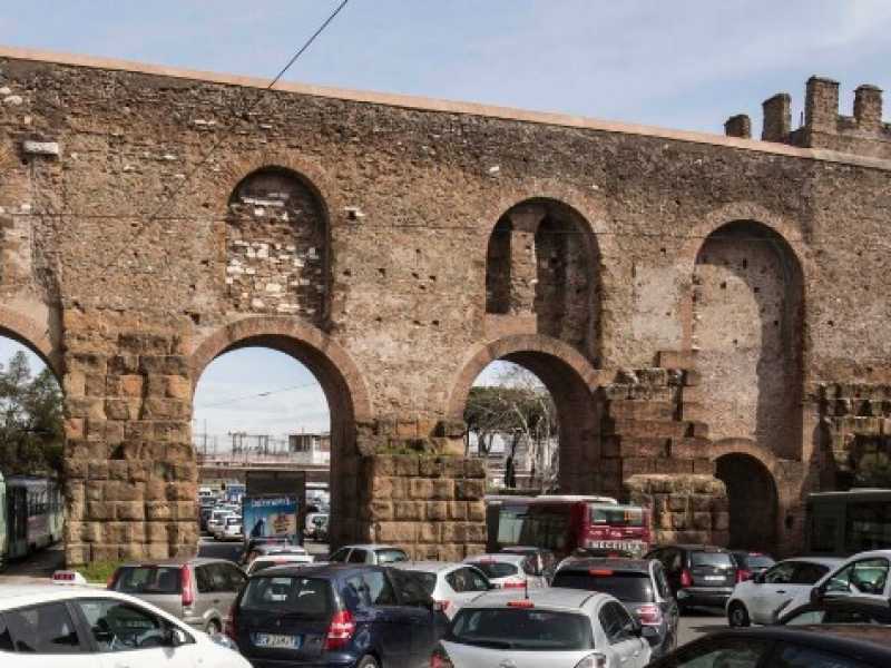 Porta Maggiore a Roma (foto LaPresse)