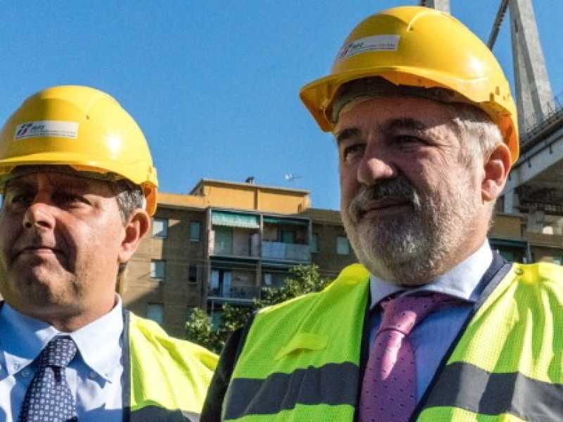 Il governatore della Liguria, Giovanni Toti (a sinistra), e il sindaco di Genova, Marco Bucci (foto LaPresse)