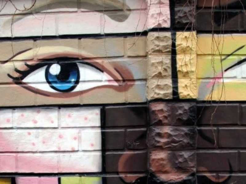 Un murales a via Padova (foto LaPresse)