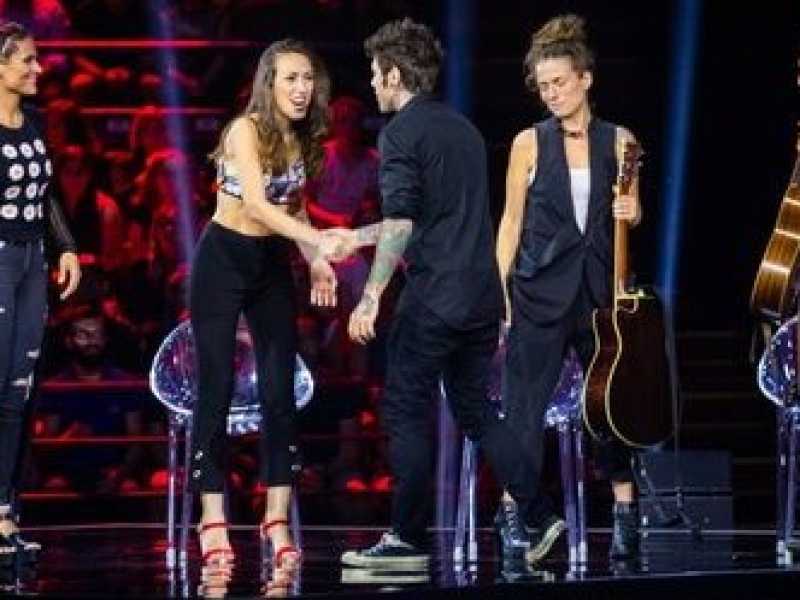 Fedez con i concorrenti della categoria Over (foto xfactor.sky.it)