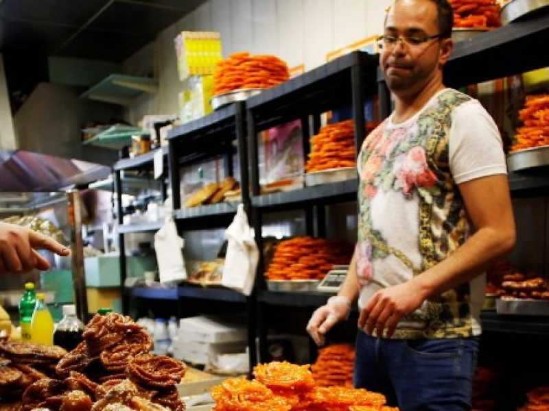 Un negozio di pasticceria orientale a Le Havre, nel nord-ovest della Francia, il 18 maggio 2018 (foto LaPresse)