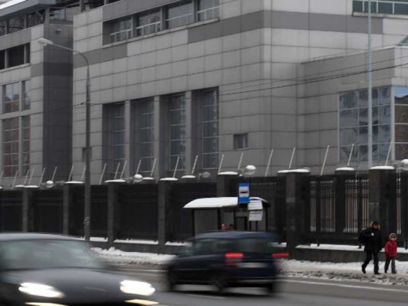 Il  30 dicembre 2016, auto sfrecciano davanti al quartier generale del Dipartimento di intelligence dello stato maggiore russo (Gru) a Mosca (foto LaPresse)