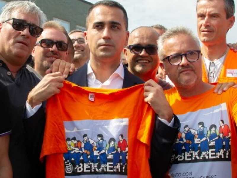 Di Maio con i lavoratori della Bekaert (foto Imagoeconomica)