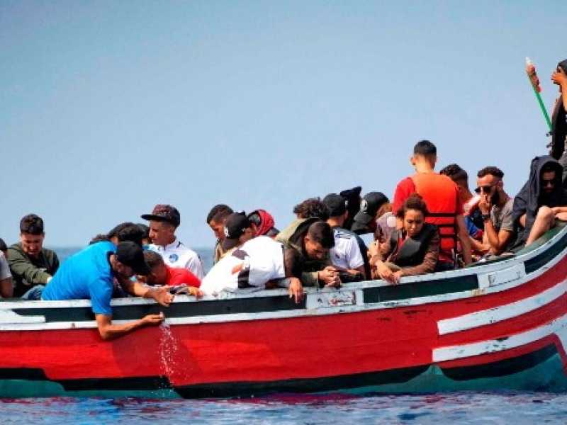 Un barcone nello Stretto di Gibilterra (foto LaPresse)
