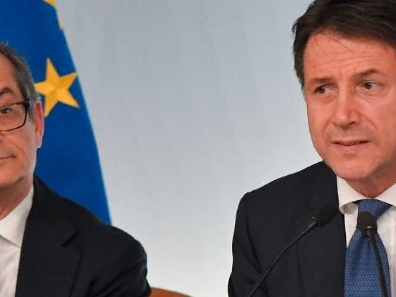 Il ministro dell'Economia, Giovanni Tria (a sinistra) e il premier Giuseppe Conte (foto LaPresse)