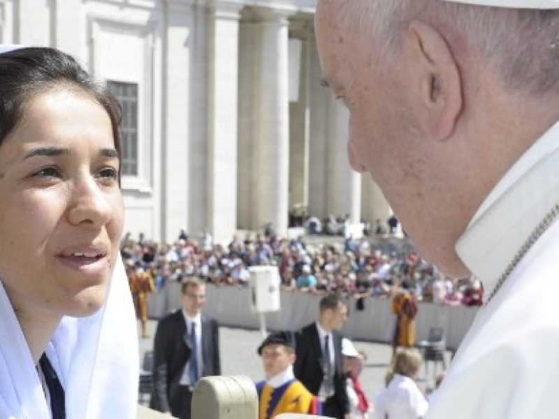 Papa Francesco in udienza con Nadia Murad (foto LaPresse)