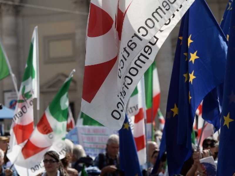 Il Pd torna in piazza, in migliaia a Roma per dire no al governo (foto LaPresse)