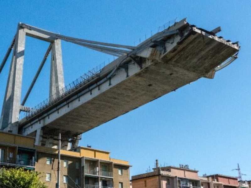 Sopralluogo al limite della zona rossa sotto il Ponte Morandi a Genova (foto LaPresse)