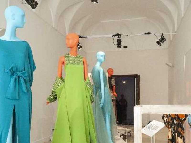 Ispirazione Capri. Da sinistra: abito Capucci (2019), Renato Balestra (1969), Antonio Grimaldi (2015), Gianfranco Ferre' (1995)