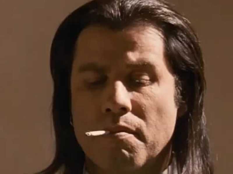 In &ldquo;Pulp Fiction&rdquo;  la valigetta recuperata con mille espedienti da Vincent e Jules non riveler&agrave; mai il suo contenuto se non l&rsquo;accecante luce che si sprigiona sul viso di Travolta al mo (foto LaPresse)