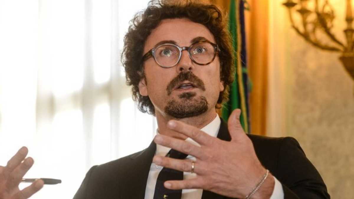 Immagine di Il cuore di Toninelli non basta. Nel decreto Genova sbagliato il nome del suo ministero