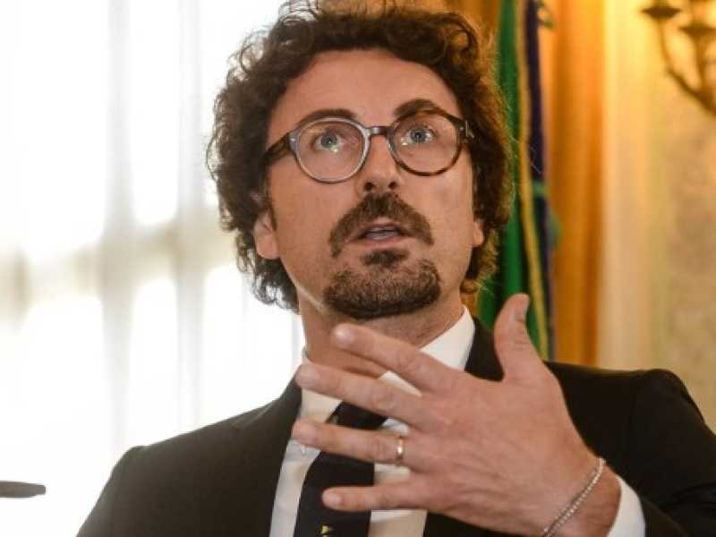 Il cuore di Toninelli non basta. Nel decreto Genova sbagliato il nome del suo ministero